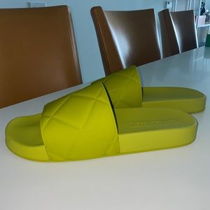 Bottega Veneta, Sliders.